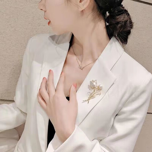 Tulip brooch for women, high-end niche brooch, trendy suit, temperament, breast, flowers, cute internet celebrity accessories, golden tulip
