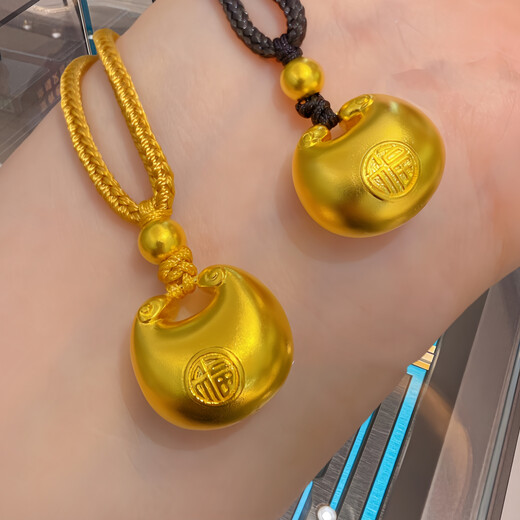The old temple ancient method inherits gold-wrapped little fat blessing and safe lock pendant for women, small golden lump for men, longevity lock pendant. Little fat blessing pendant is filled with gold about 2.4g and comes with a rope.