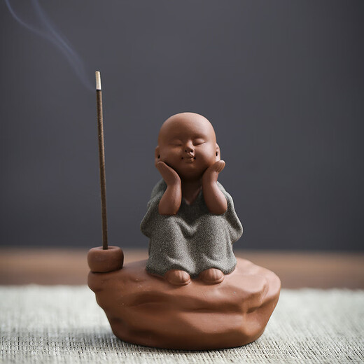 The ancient Zen-like purple sand can raise tea pets, the little monk's tea room decorations, the tea table, the little novice monk's incense, the aromatherapy incense burner decorations, the little purple sand monk gives a short-string incense.