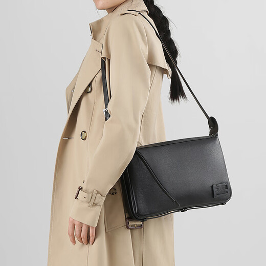 芬迪（FENDI）早春新品 女士Simply系列中号单肩斜挎包女包礼物女 8BR829 AS7A F1QD0 黑色FF装饰