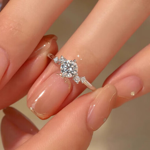 Pt950 platinum starry moissanite color one carat diamond ring. Looking for a wedding ring as a birthday gift for girlfriend and wife. Starry diamond ring 1 carat - light luxury model. The default live ring can be adjusted in size.