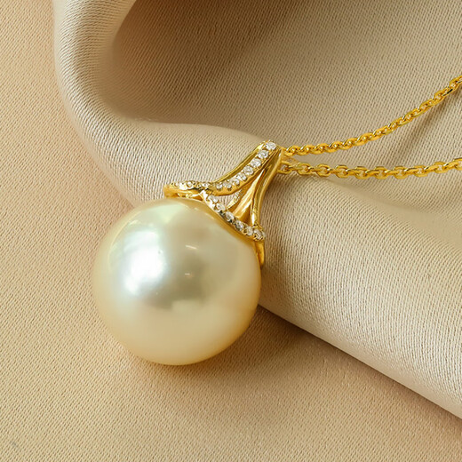Pearl Queen (PearlQueen) Chinese Valentine's Day gift South Sea gold pearl pendant for women 18K diamond 13-14mm, perfect round, strong light, slight flaws 13-14mm