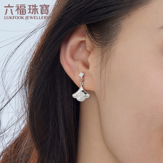 Lukfook Jewelry Platinum 950 Small Skirt Fish Scale Platinum Earrings Price G07TBPE0008 3.05g (including labor cost 299 yuan) with silicone ear plugs