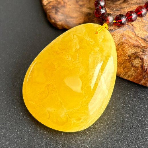 Yuzhi 1 object 1 certificate 1 shot natural raw ore Russian material unoptimized chicken fat yellow beeswax pendant amber water droplets 8.59 grams orphan G923 about 42*33*10 mm