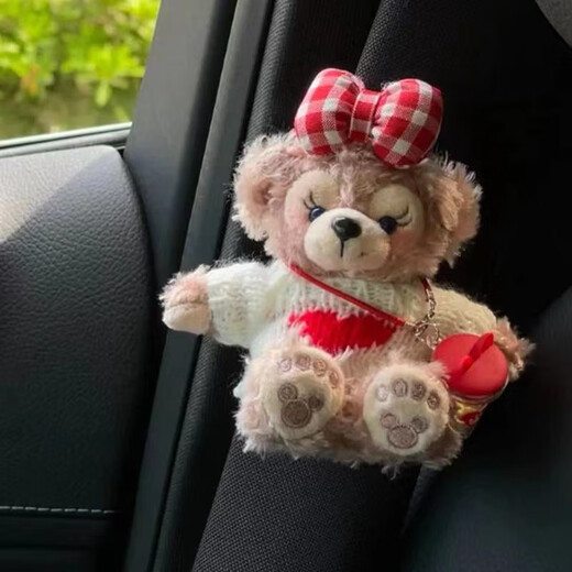 CLCEY Auto-Sicherheitsgurt-Schulterbezug, Duffy Bear, Shirley Rose, Sicherheitsgurtbezug, niedliches Auto-Innenzubehör für Mädchen, weißer Pullover, rote Herzperlen, Perlen, Federn, Sicherheitsgurt