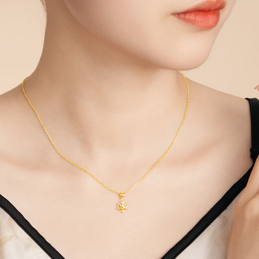 Shui Bei Gold 18K Gold Snowflake Pendant 18K Necklace as a Holiday Birthday Gift for Your Girlfriend 18K Gold Snowflake Pendant About 0.3g + More refunds or less compensation
