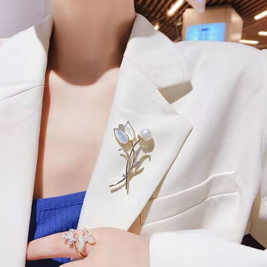 Tulip brooch for women, high-end niche brooch, trendy suit, temperament, breast, flowers, cute internet celebrity accessories, golden tulip