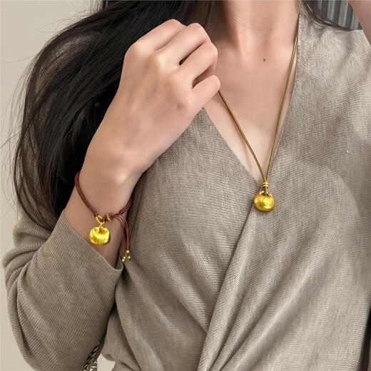 The old temple ancient method inherits gold-wrapped little fat blessing and safe lock pendant for women, small golden lump for men, longevity lock pendant. Little fat blessing pendant is filled with gold about 2.4g and comes with a rope.
