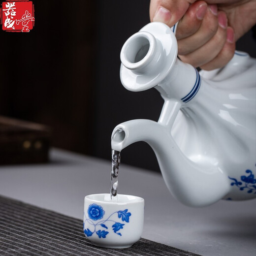 Qichengtang Creative Jingdezhen Ceramic Sealing One Jin Jin is equal to 0.5 kg. Empty wine bottle, white wine dispenser, household wine flask. One pot of fine wine. One Jin Jin is equal to 0.5 kg. Blue and white wine flask.
