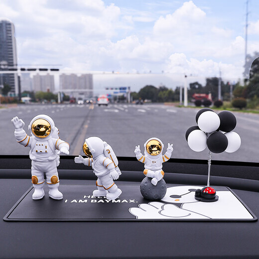 Chuang Jingyi chooses car ornaments men's center console high-end car accessories ornaments 2025 new center console Internet celebrity interior sense spin gold astronaut three-piece set + black big G + Saturn +