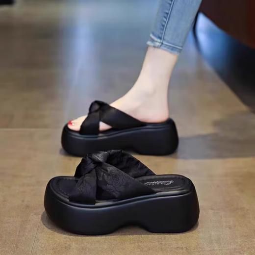 Sandales accrues à semelle épaisse pour les femmes en usure d'été 2025 Nouveaux tongs à arc et chaussures de plage à semelle douce noir 37