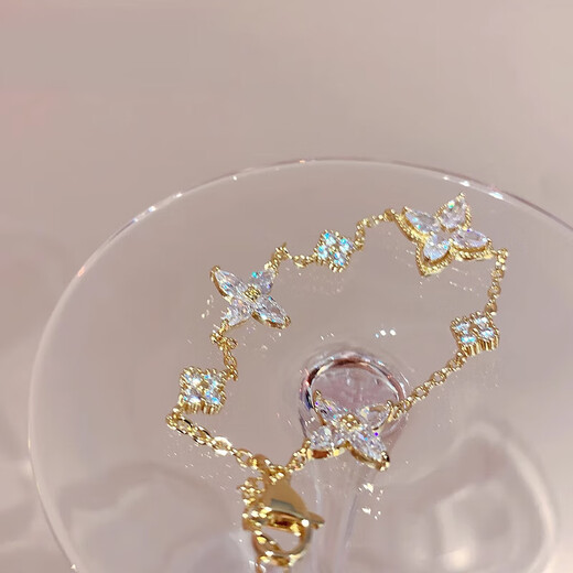 QUAMER's beautiful golden color retro temperament socialite April grass bracelet light luxury niche exquisite bracelet clover zircon bracelet