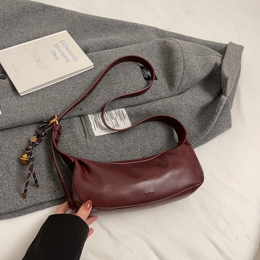 Großkapazitätstasche für Frauen Frühling und Sommer 2025 Neues Retro-Nischen-Design One-Shoulder Crossbody Bag Casual Pendler-Knödel-Knödel mit Anhänger Weinrot