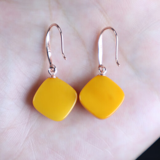 Xinxiangdu simple and versatile natural genuine amber old beeswax ear hook earrings S925 silver chicken oil yellow square temperament