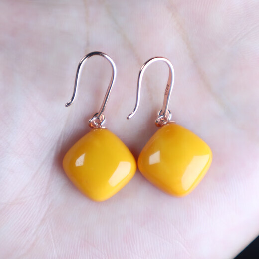 Xinxiangdu simple and versatile natural genuine amber old beeswax ear hook earrings S925 silver chicken oil yellow square temperament