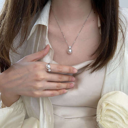 Hao Chuang single imitation ins Tahitian black pearl necklace women's French light luxury gray pearl pendant versatile commuter clavicle chain Australian white