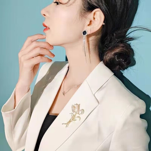 Tulip brooch for women, high-end niche brooch, trendy suit, temperament, breast, flowers, cute internet celebrity accessories, golden tulip