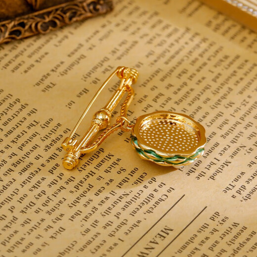 Medieval vintage brooch female palace oil painting pearl niche design suit pin corsage Mother's Day gift 18K gold green brooch