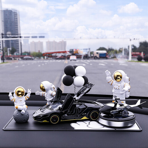 Chuang Jingyi chooses car ornaments men's center console high-end car accessories ornaments 2025 new center console Internet celebrity interior sense spin gold astronaut three-piece set + black big G + Saturn +