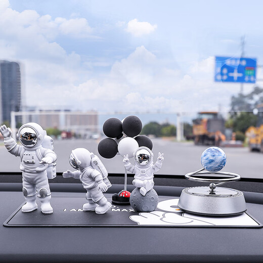 Chuang Jingyi chooses car ornaments men's center console high-end car accessories ornaments 2025 new center console Internet celebrity interior sense spin gold astronaut three-piece set + black big G + Saturn +