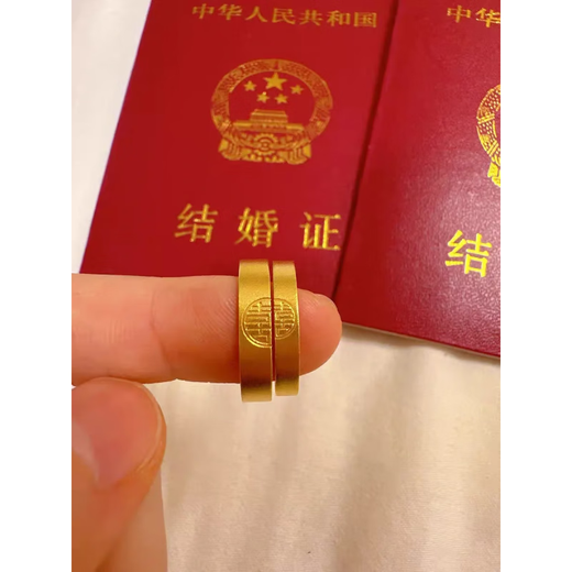Fat Donglai has the same gold pair of rings for couples. My family has a yellow l gold color wedding ring with the word 