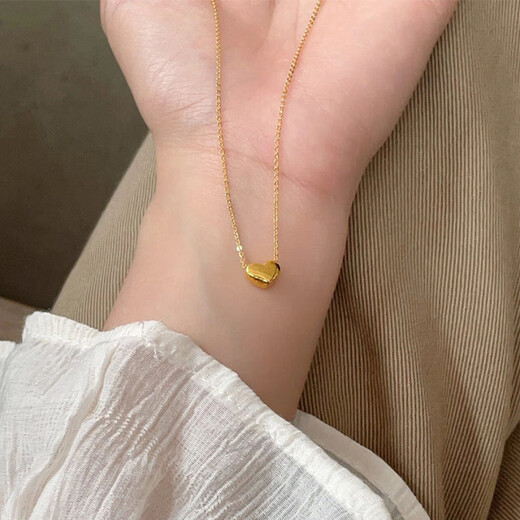 Chow Tai Fook Chinese Valentine's Day gift bath wearable classic reproduction small love necklace for women 18K gold daily versatile heart clavicle chain i heart necklace