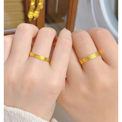 Fat Donglai has the same gold pair of rings for couples. My family has a yellow l gold color wedding ring with the word 