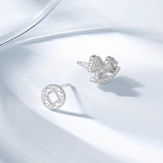 Chao Acer Instantly Rich Platinum Earrings for Women PT950 Earrings Sparkling Zodiac Horse Birthday Gift Priced at 230 Yuan 2.1g, One Pair