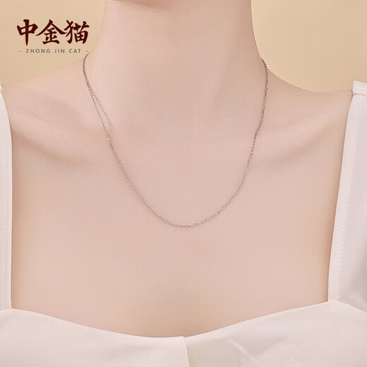 Zhongjinmao platinum O-shaped chain M buckle necklace as a birthday gift for my girlfriend. Platinum O-shaped chain M buckle necklace, about 2.85 grams.