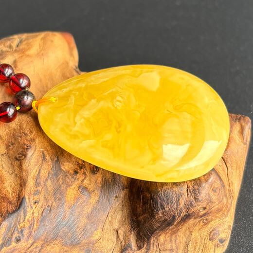 Yuzhi 1 object 1 certificate 1 shot natural raw ore Russian material unoptimized chicken fat yellow beeswax pendant amber water droplets 8.59 grams orphan G923 about 42*33*10 mm