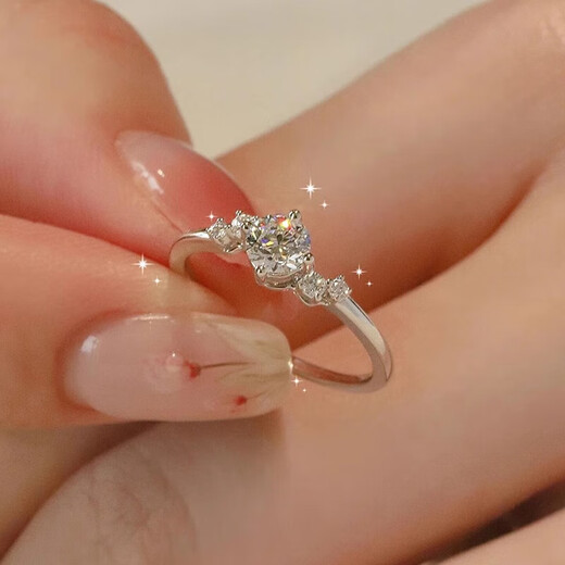 Pt950 platinum starry moissanite color one carat diamond ring. Looking for a wedding ring as a birthday gift for girlfriend and wife. Starry diamond ring 1 carat - light luxury model. The default live ring can be adjusted in size.