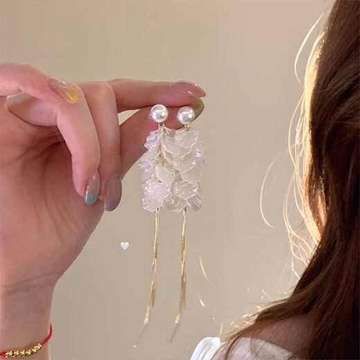 Fan Shengyu pearl white petal tassel earrings summer high-end light luxury earrings women's seaside resort style earrings pearl shell tassel earrings