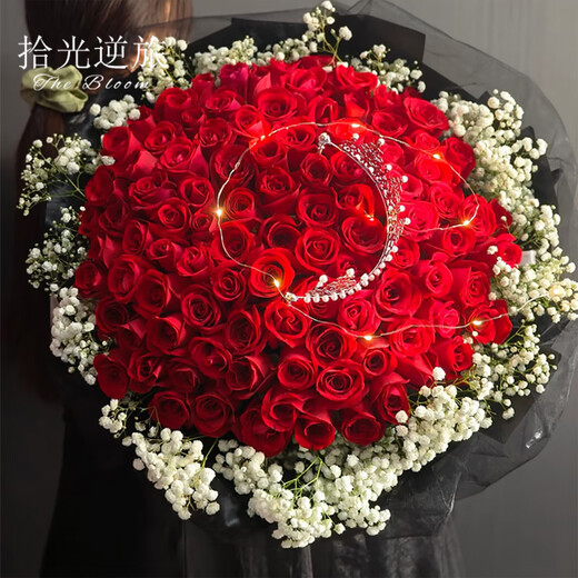 Shiguangnilu Flowers delivers 99 rose bouquets in the same city to send to your girlfriend for marriage proposal and confession. Wedding anniversary bouquets are delivered by the flower shop. I love you forever | 99 red roses with baby's breath crown bouquet.
