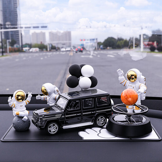 Chuang Jingyi chooses car ornaments men's center console high-end car accessories ornaments 2025 new center console Internet celebrity interior sense spin gold astronaut three-piece set + black big G + Saturn +