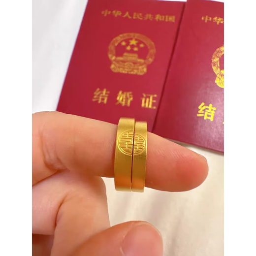 Fat Donglai has the same gold pair of rings for couples. My family has a yellow l gold color wedding ring with the word 