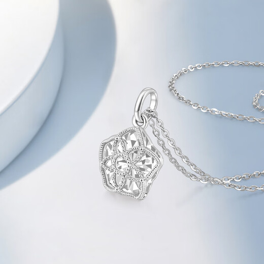 Mengjinyuan platinum pendant with sparkling imitation diamonds and platinum PT950 pendant as a birthday gift for your girlfriend. Weighs about 2.4g. Silver chain while supplies last.