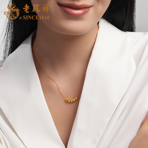 Lao Fengxiang gold small sugar cube pendant women's necklace pure gold versatile clavicle chain Valentine's Day birthday gift for girlfriend and lover three small sugar cube pendants with S925 silver chain about 0.15g