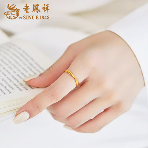 Lao Fengxiang gold Möbius ring for men and women with pure gold rings for couples, Valentine's Day birthday gift for girlfriend and wife, Möbius ring for women, about 1.3g
