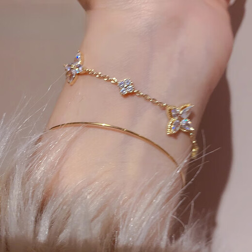 QUAMER's beautiful golden color retro temperament socialite April grass bracelet light luxury niche exquisite bracelet clover zircon bracelet