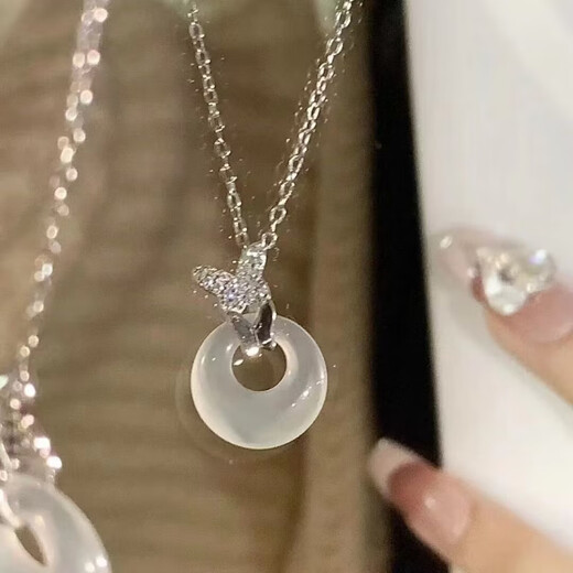 If you like it, place an order. Dielian Ping An Buckle Necklace for Women. Ins. Light luxury niche design. New Chinese style clavicle chain. Free M129 Die Lian Ping An Buckle Necklace.