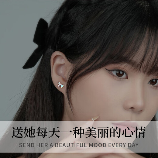 Lao Fengxiang light luxury sterling silver earrings for women 2025 new one-week earrings niche high-end women's birthday gift for girls TY596 romantic gift box one-week earrings seven-piece set