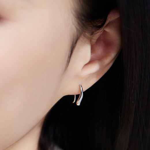 Lukfook Jewelry platinum earrings small curved bean platinum 950 ear hook earrings price L04P0014DS about 2.88 grams