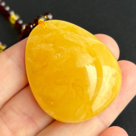Yuzhi 1 object 1 certificate 1 shot natural raw ore Russian material unoptimized chicken fat yellow beeswax pendant amber water droplets 8.59 grams orphan G923 about 42*33*10 mm