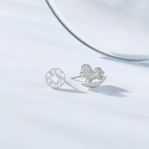 Chao Acer Instantly Rich Platinum Earrings for Women PT950 Earrings Sparkling Zodiac Horse Birthday Gift Priced at 230 Yuan 2.1g, One Pair