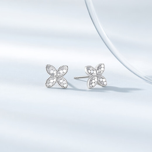 Chao Acer Platinum Four-leaf Clover Platinum Earrings for Women PT950 Earrings Sparkling Platinum Birthday Gift Priced at RMB 300 for one pair, free silicone ear plugs 2.35g