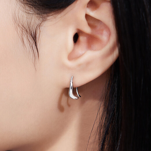 Lukfook Jewelry platinum earrings small curved bean platinum 950 ear hook earrings price L04P0014DS about 2.88 grams