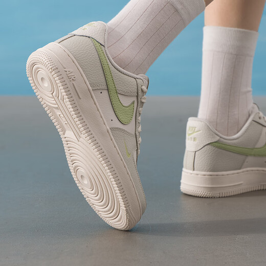 Nike (Nike) Freizeitschuhe für Frauen 25 Sommer neue Mode und frische weiße Schuhe Student Low Top Shoes Air Force1 IB3881-001 39