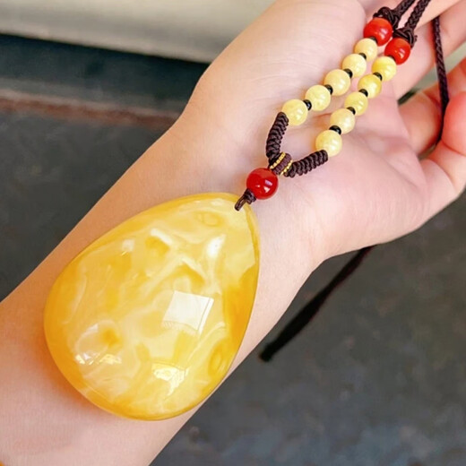 Layun Feiyin high-end Russian beeswax pendant, natural raw ore, unoptimized raw stone, complete clavicle chain, orphan collection, full wax yellow and white flowers, about 37 grams, orphan