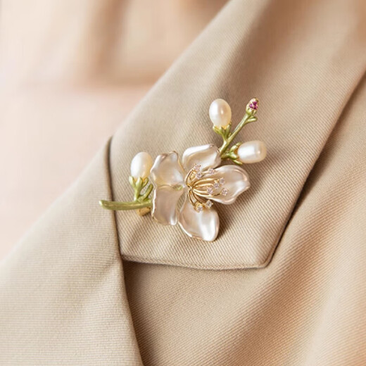 Ancient magnolia brooch, high-end women's exquisite niche freshwater pearl corsage gift box, light luxury and elegant birthday gift for women, magnolia brooch, exquisite gift box