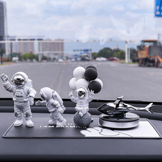Chuang Jingyi chooses car ornaments men's center console high-end car accessories ornaments 2025 new center console Internet celebrity interior sense spin gold astronaut three-piece set + black big G + Saturn +